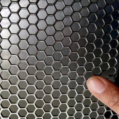 ورق مشبک سوراخ‌دار آلومینیومی شش‌ضلعی با ضخامت 1 میلی‌متر