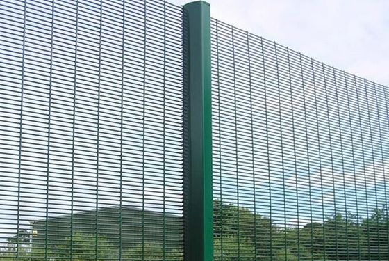 4.0mm سبز گرم غوطه ور گالوانیزه Welded Wire Mesh Fence