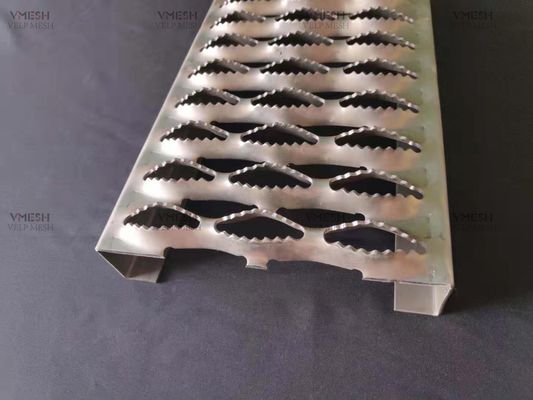 مشخصات ایمنی گریتینگ الماسی گالوانیزه با ضخامت 2-4 میلی‌متر