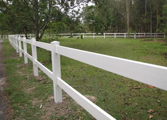 حصار اسب سفید PVC با 3 ریل - محوطه اصطبل مزرعه ای با دوام