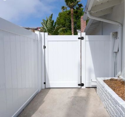 پانل و قطب های ماده ی نوجوانی 6ft H X8ft W Vinyl Pvc Plastic Privacy Fence
