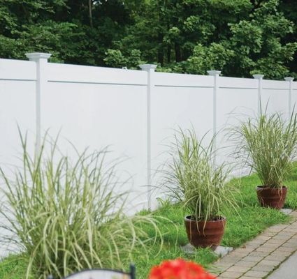 حصار حفاظتی PVC سفید ضد آب و هوا 6Hx8W برای باغخانه