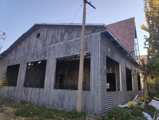 توری فلزی منبسط شده گالوانیزه با شکل V برای ساخت و ساز ساختمان گچی با اندازه 2500*600 میلی‌متر و فاصله دنده 100 میلی‌متر