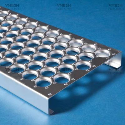 حفره گرد گالوانیزه گرم توری تخته فلزی Perf O Grip Walkway 2-4 متر