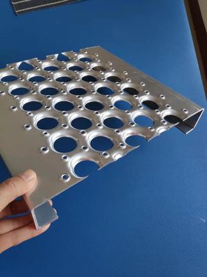 روف ایمن راهرو فولادی 1.5 میلی متری گریتینگ گریتینگ ضد لغزش در فضای باز سوراخ O شکل