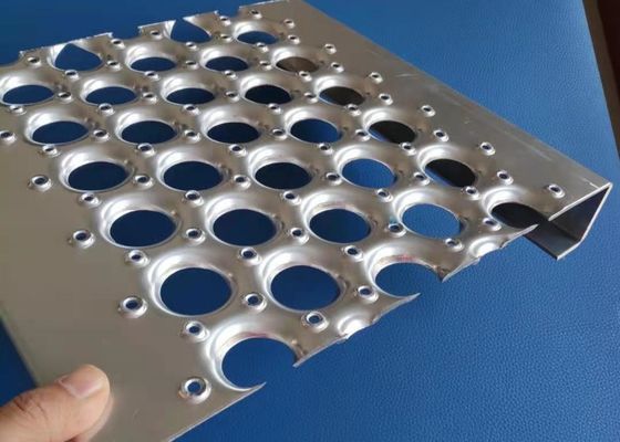 توری ایمنی ضد لغزش سقف Perf O Grip 0.5 متر 0.55 متر عرض 0.6 متر