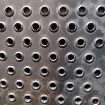 حفره كوچك و آج پله در فضای باز